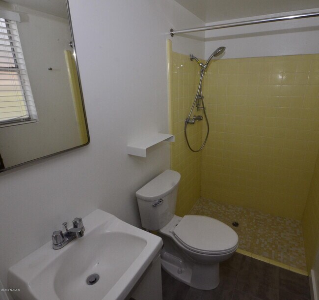 Building Photo - 614 N Medford Dr