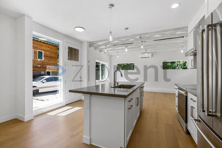 Building Photo - Unit C