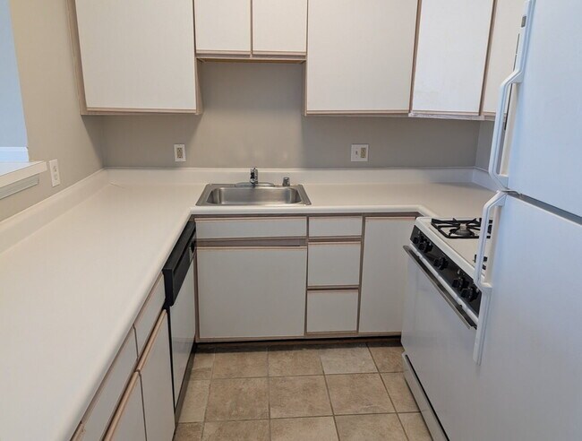 Building Photo - Bright Townhome Living in Convenient Leesburg Location