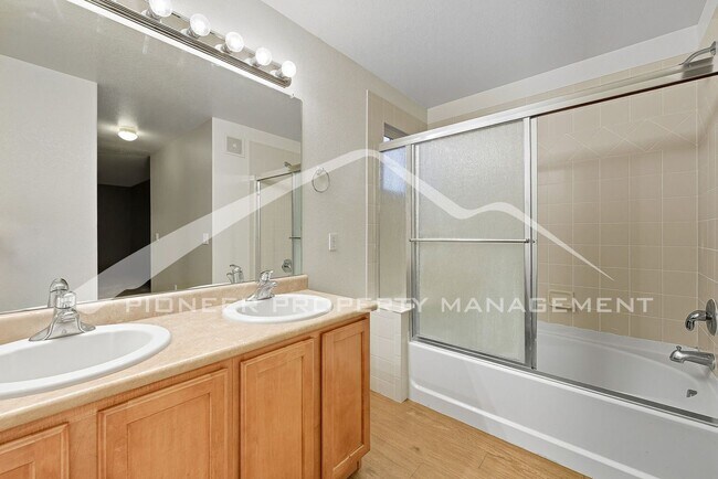 Building Photo - Gorgeous Townhouse with Gas Fireplace and ...