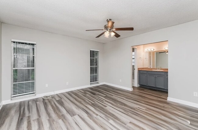 Building Photo - 3684 Woodhill Dr