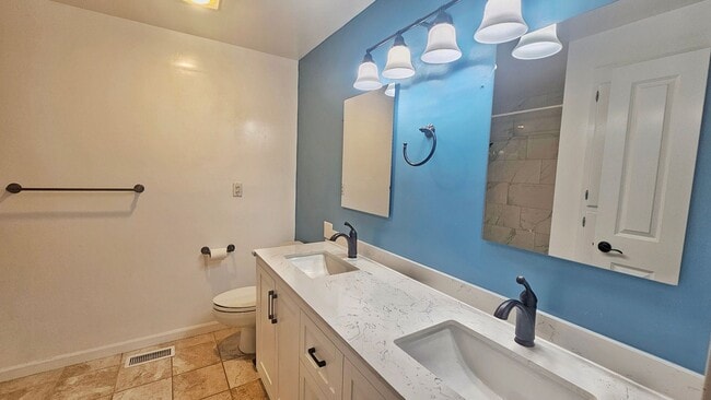 Building Photo - Spacious 4 Bed 3 Bath Home in Sought After...