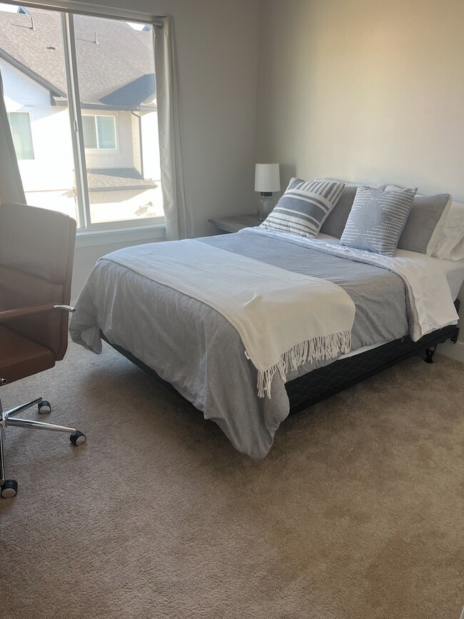 Building Photo - Three Bedroom Partially Furnished Townhome in Lehi