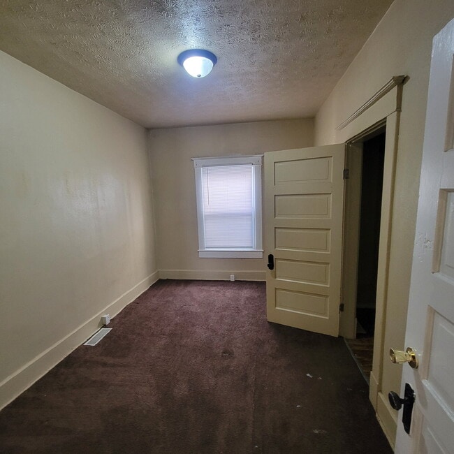 Building Photo - Westside 5BR/2BA House w/Fenced-In Yard!