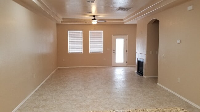 Building Photo - 4079 N Sommerset Ave