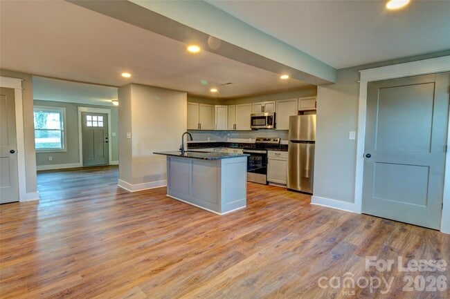 Building Photo - 824 2nd St