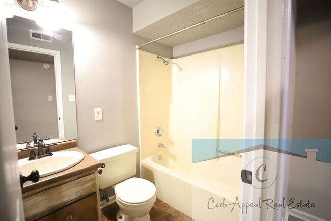 Building Photo - Beautiful 2 bedroom / 2 bath home with a fenced in yard!!