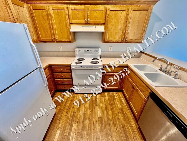 Building Photo - Beautiful Gardner Townhome-Available in MAY!!