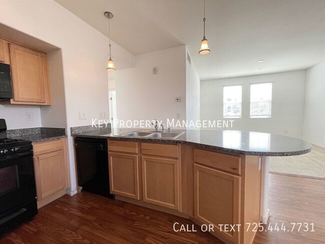 Building Photo - 3 BEDROOM 2 BATH CONDO W/DETACHED GARAGE N...