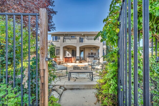 Building Photo - 1520 Taos Ln