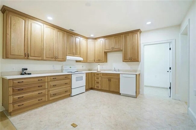 Building Photo - 2262 Meadowvale Dr NE