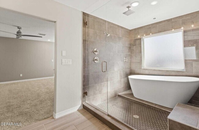 Building Photo - 544 La Entrada Cir