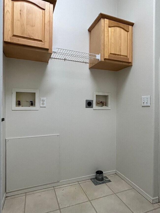 Building Photo - Large Single Family Home in Country with Office