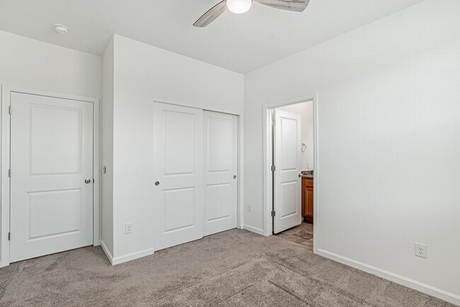 Building Photo - 1047 Oak Cir