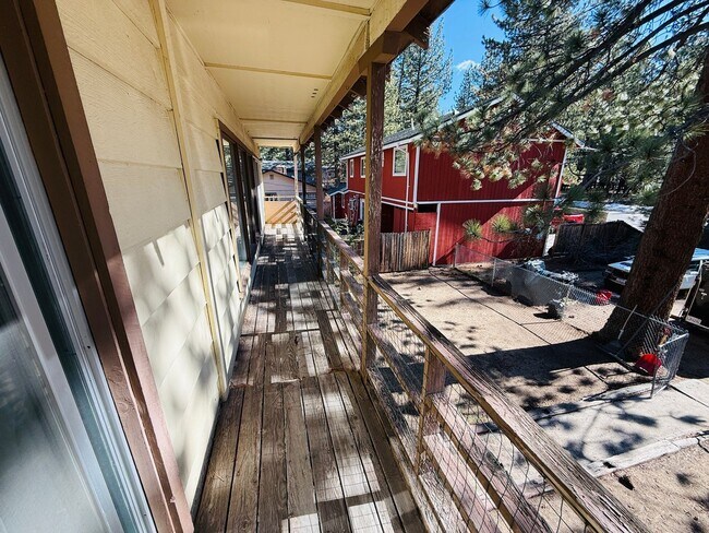 Building Photo - Pet friendly 3 bed 2 bath unit with all utilities included