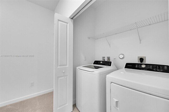 Building Photo - 4548 Hollister Ave