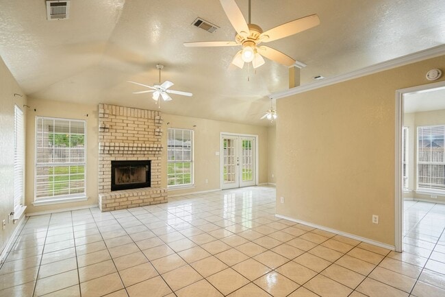 Building Photo - Spacious 3 Bedroom, 2 Bath Home on Quiet Dead-End Street