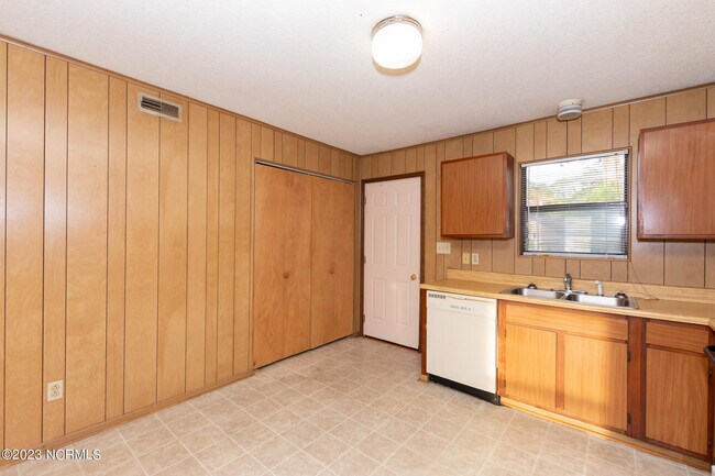 Building Photo - 106 Ravenwood Dr