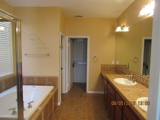 Building Photo - Beautiful Traditions Single Story Home is Centrally Located Near Shopping/101 Frwy