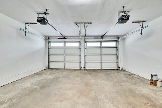 Building Photo - 11405 Oakwood Dr