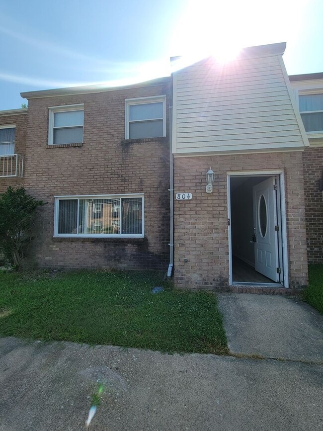 Building Photo - 4 bedroom 2.5 bathroom townhouse