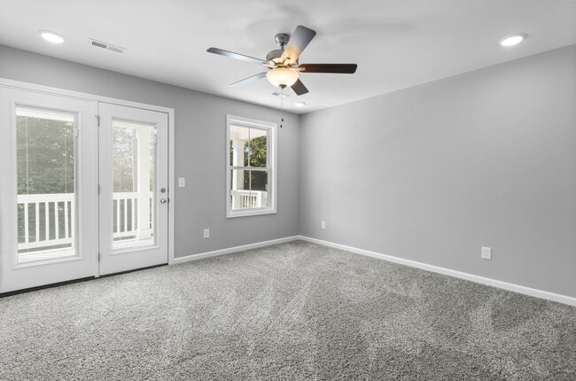 Building Photo - Close to Downtown! Home with 3 Bedrooms and 2.5 Baths.