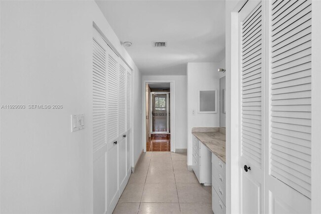 Building Photo - 121 Crandon Blvd