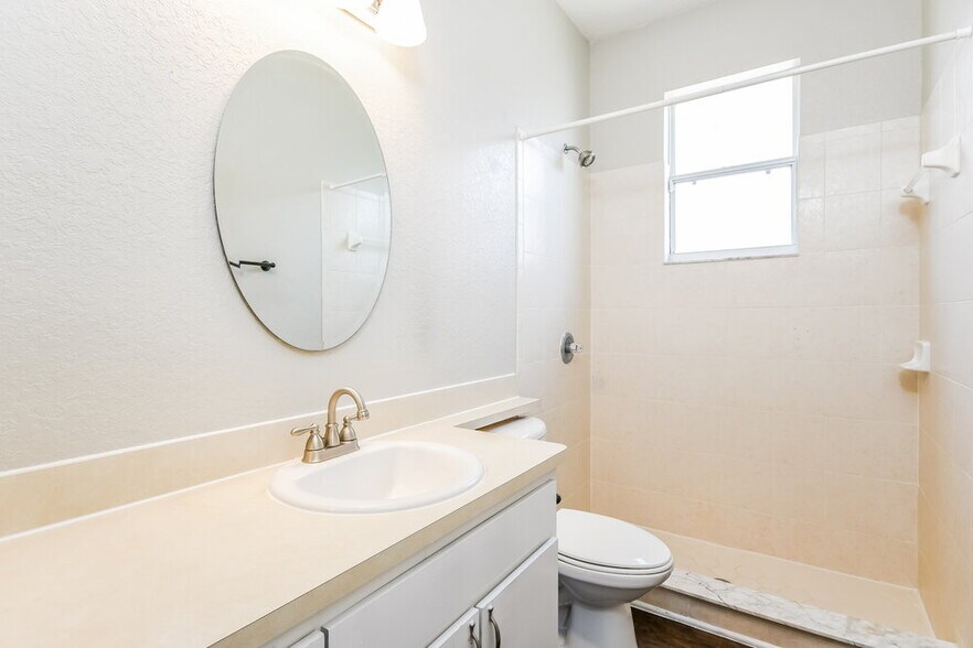 Building Photo - 6033 Live Oak Dr