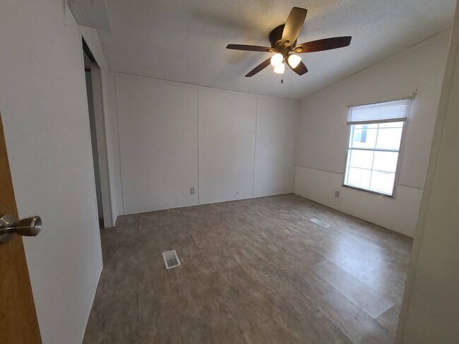 Building Photo - 700 W Ridgeway Ave