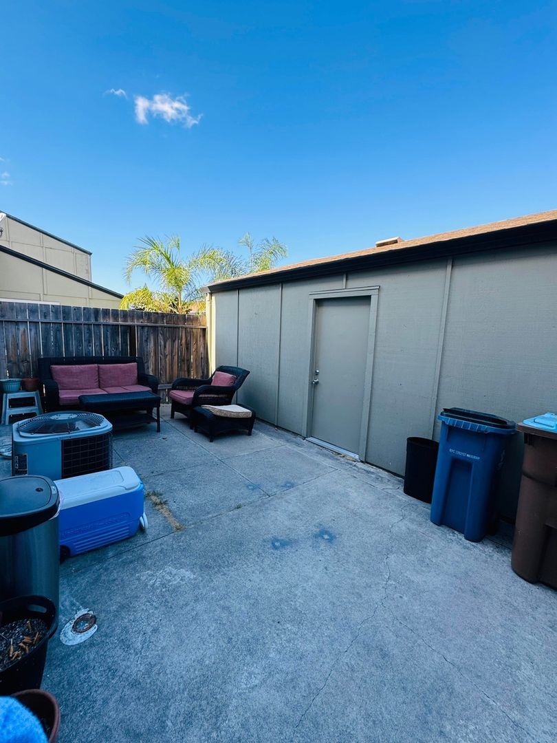 Building Photo - 116 Rainier Ln