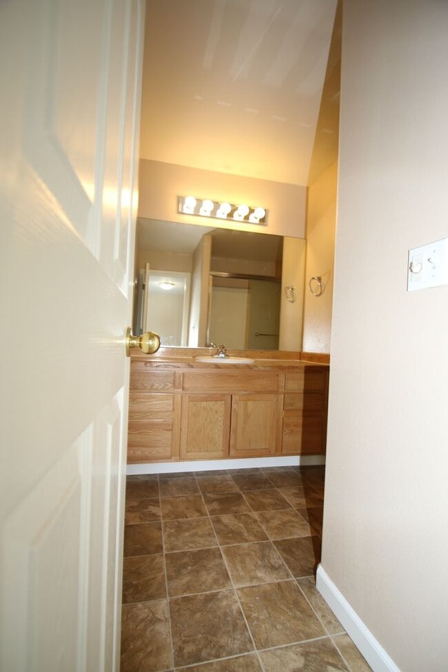 Building Photo - 3 Bedroom Condo!