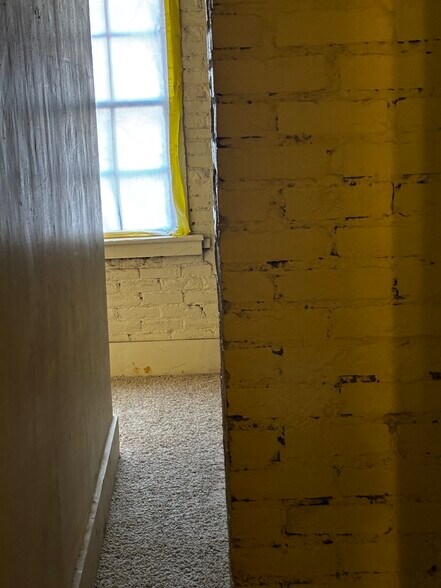 Building Photo - 27 N Main St