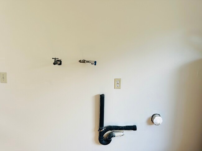 Building Photo - 5847 Gaviota Ave