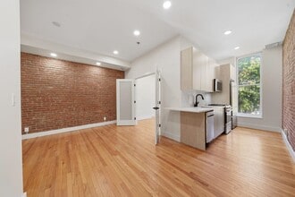 Building Photo - 213 York St