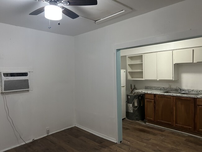 Building Photo - 1303 Bell St