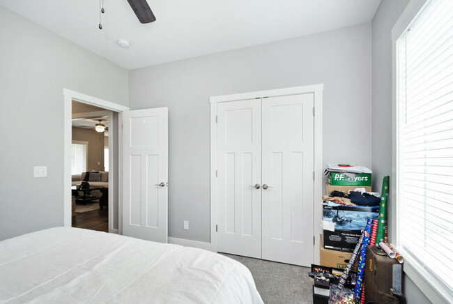 Building Photo - 915 Fairman Dr