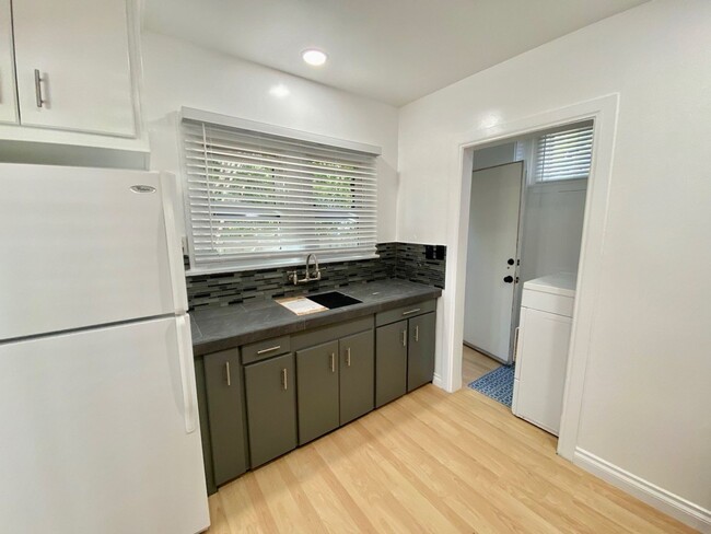 Building Photo - 2Br+ 1Br Is Garage Converted/1Ba Cozy Mode...