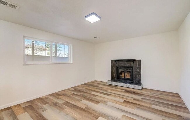 Building Photo - Newly Remodeled Home with Spacious Driveway!