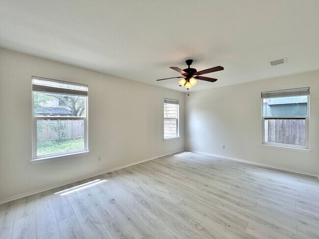 Building Photo - Beautiful 3/BR 2.5/BA Home with Modern Fin...