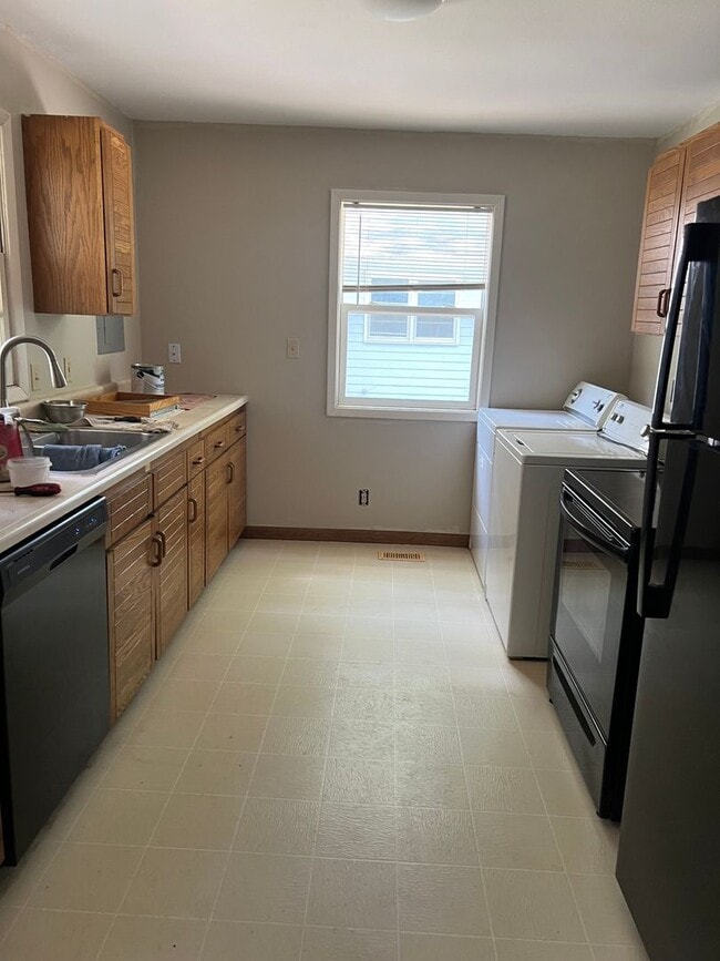 Building Photo - 3 bedroom/2 bath house close to KU with washer/dryer