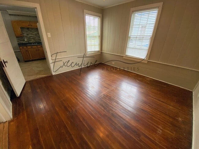 Building Photo - Downtown Living: 1 Bedroom Apartment with All Bills Paid