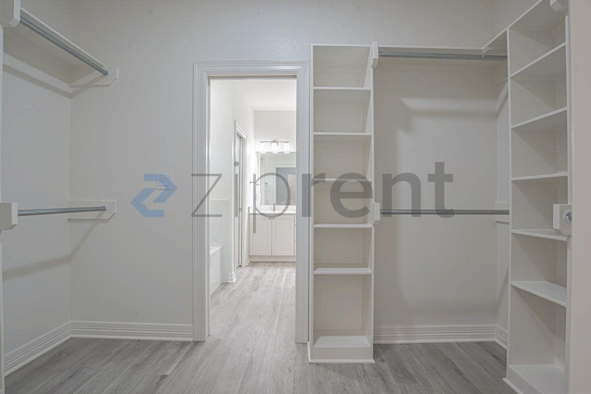 Building Photo - Unit