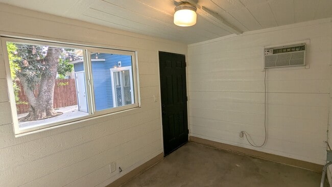 Building Photo - Private 1 Bed 1 Bath Back House with Yard ...