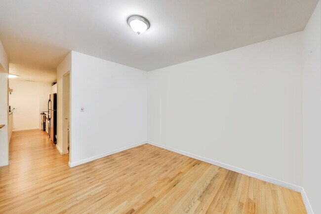 Building Photo - 900 W Ainslie St
