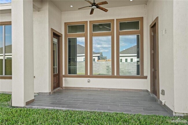 Building Photo - 25 N Brushfield Ave