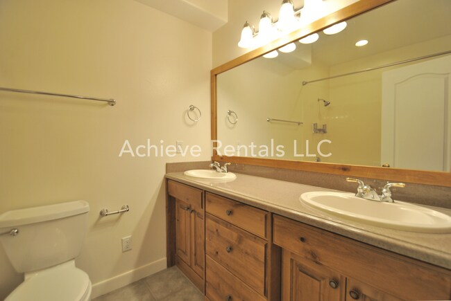 Building Photo - Charming End-Unit Townhome | Prime Location Near Parks, Shops & Dining