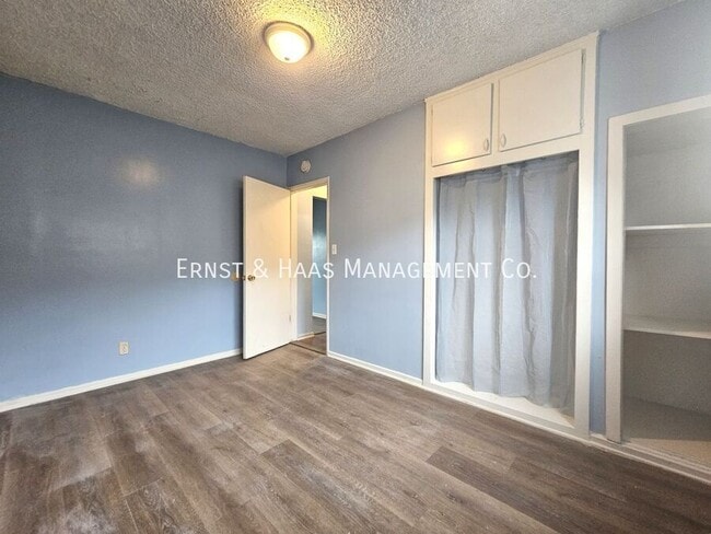 Building Photo - 564 E 61st St