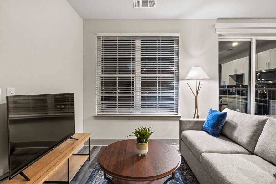 Primary Photo - 2026 Clifton Ave