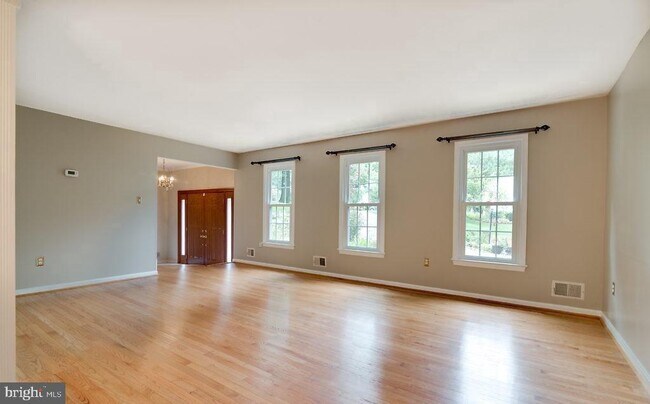 Building Photo - 7801 Cliffside Ct