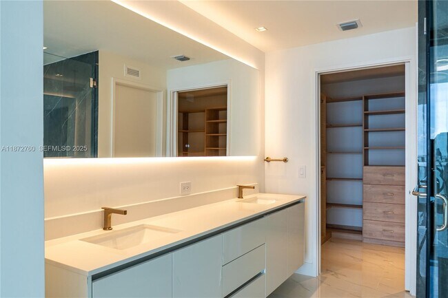 Building Photo - 700 NE 24th St